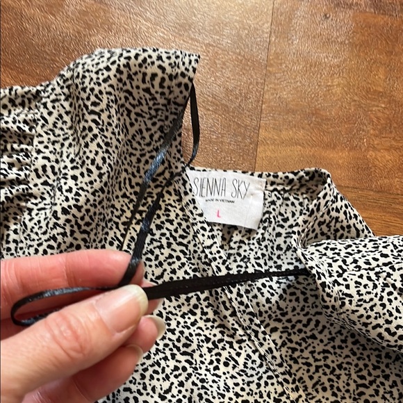 Brand new Sienna Sky Black and White Puff Sleeve Blouse - Picture 10 of 16